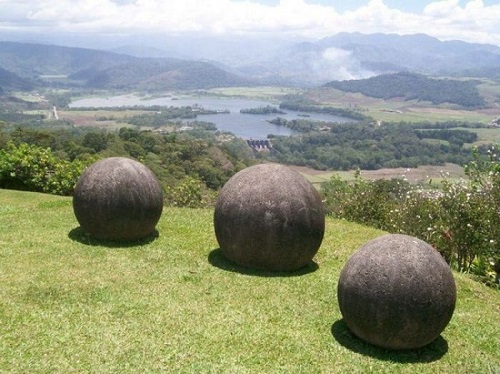 гигантские каменные шары