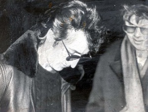 Последнее фото Леннона. Рядом - его убийца