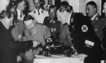 Гитлер и фольсквген-жук